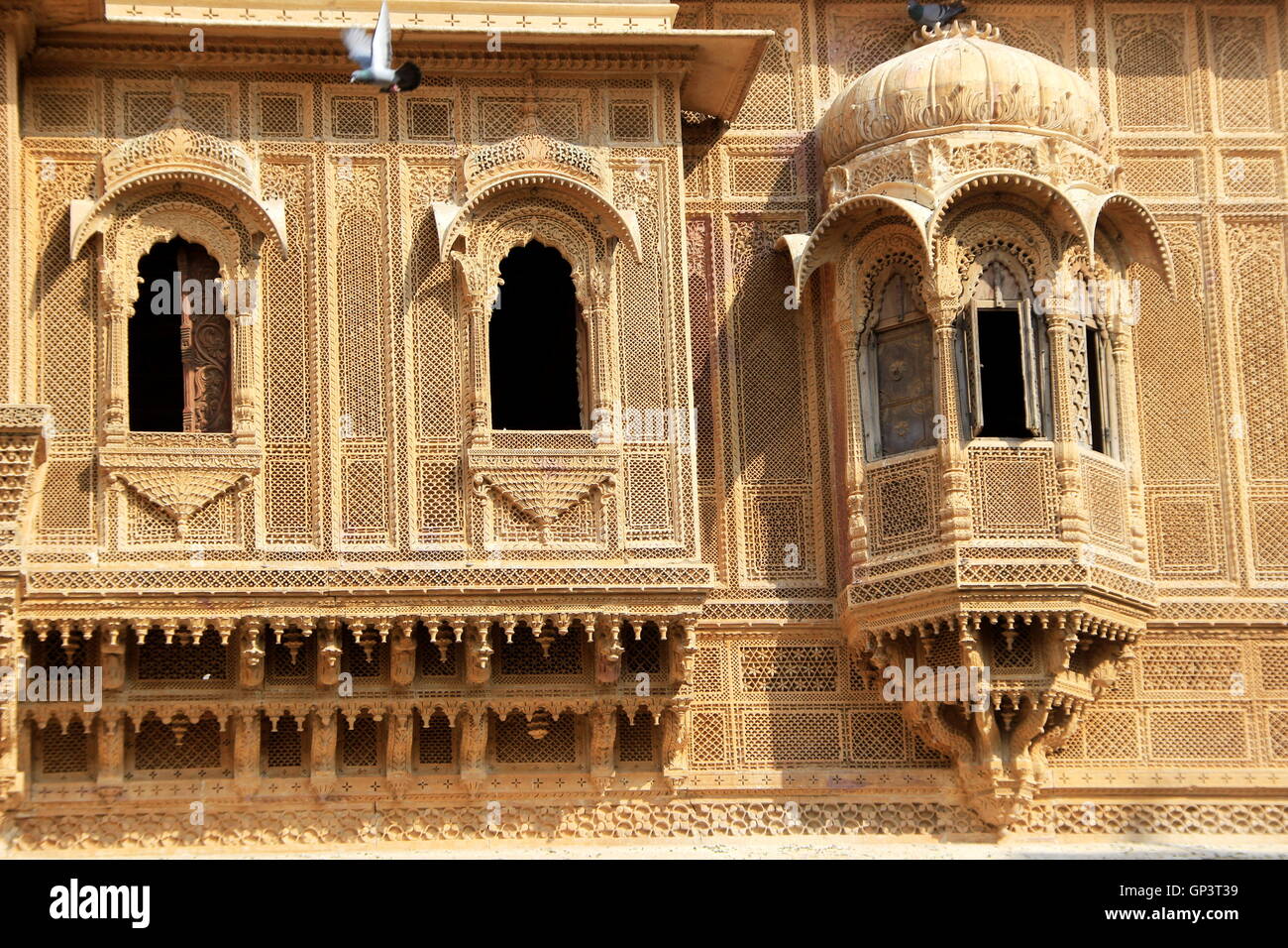 Gemello rettangolare e singolo balconi a cupola di Patawon-ki-Haweli a Jaisalmer Fort in Jaisalmer, Rajasthan, India, Asia Foto Stock