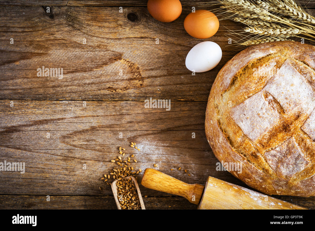 Pane, picchi, uova e frumento. Panificio, la cottura di vivande agricoltura sfondo. Stile rustico con copia spazio. Foto Stock