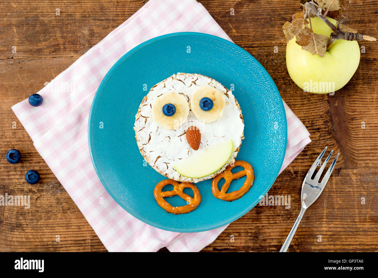 Creative sana colazione per bambini: riso pane croccante con crema di  formaggio, frutta e frutta a guscio a forma di gallina divertenti Foto  stock - Alamy