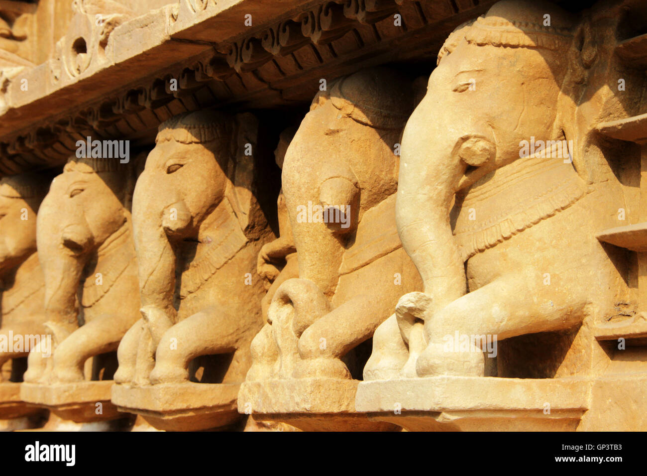 Vista della pietra di appoggio elefanti a Lakshman tempio sotto il gruppo Occidentale di templi di Khajuraho, Madhya Pradesh, India, Asia Foto Stock