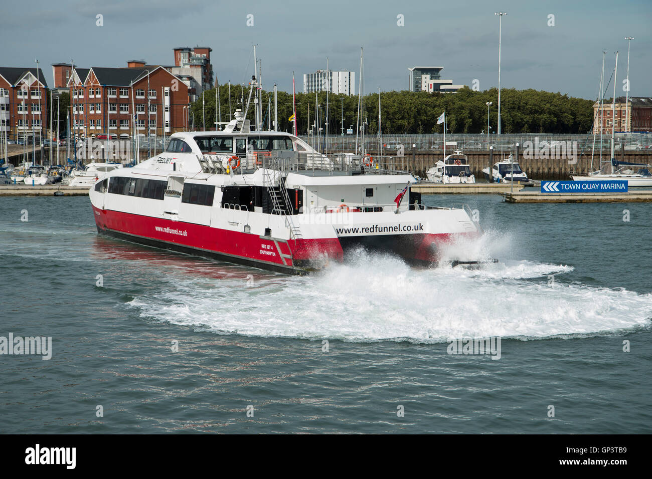 Imbuto Rosso veloce traghetto Jet rosso 4 arrivando a Town Quay, Southampton da Cowes, Isola di Wight Foto Stock