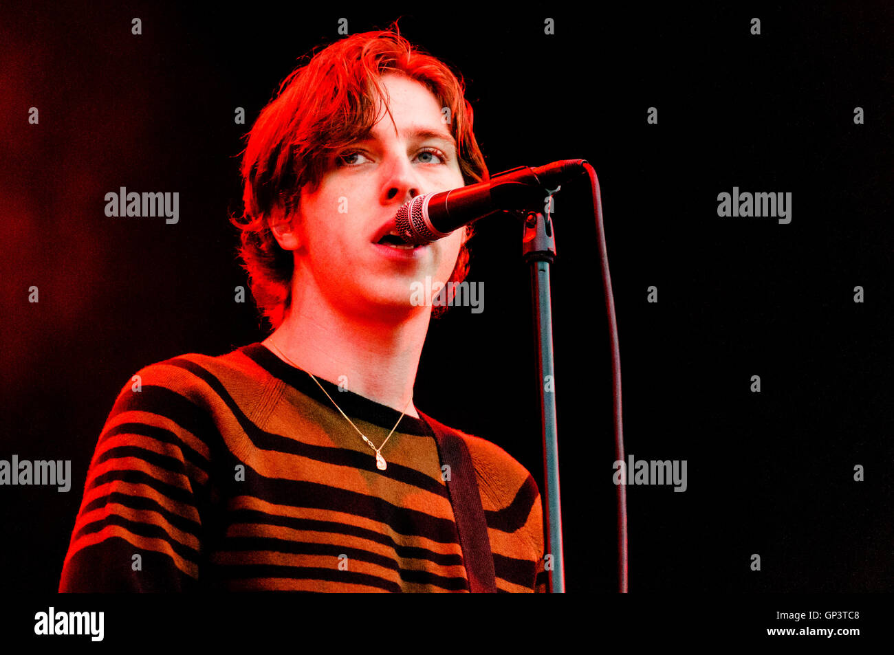 Belfast, Irlanda del Nord. 23 AGO 2016 - Ryan Evan 'Van' McCann, cantante gallese indie-rock band Catfish e il Bottlemen. Foto Stock