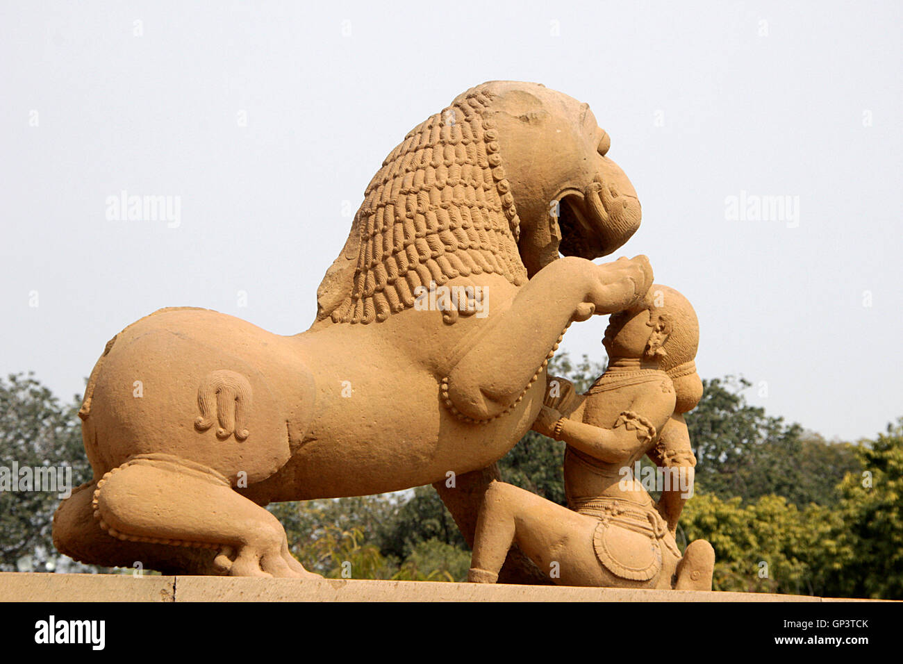 Statua di Pietra della signora giocando con Lion a Kandariya Mahadev tempio, sotto gruppo Occidentale di templi, Khajuraho, Madhya Pradesh, I Foto Stock