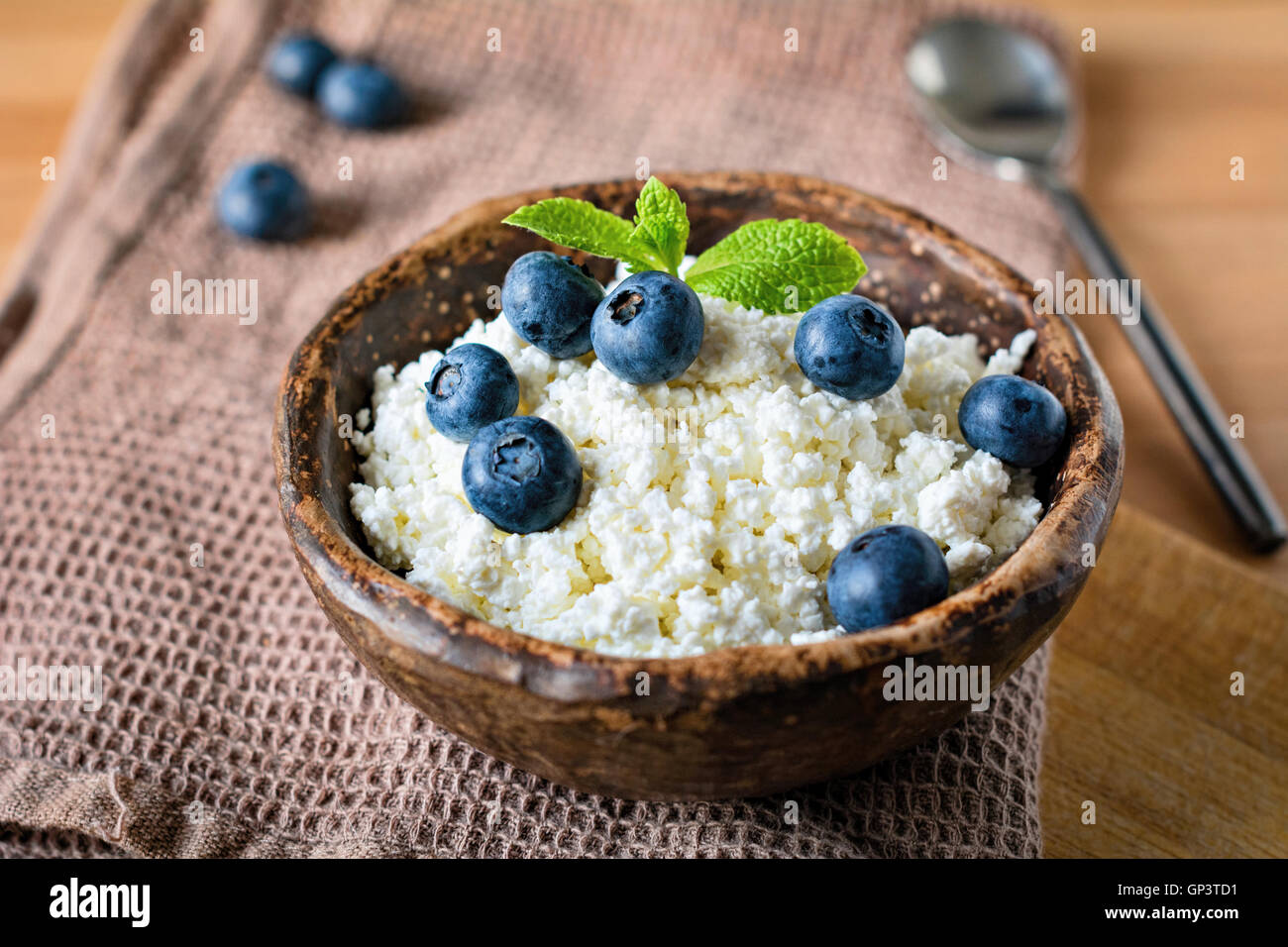 Gli agricoltori formaggi, ricotta o quark - sani caseificio artigianale prodotto per la prima colazione. E rabboccato con mirtilli e foglia di menta Foto Stock