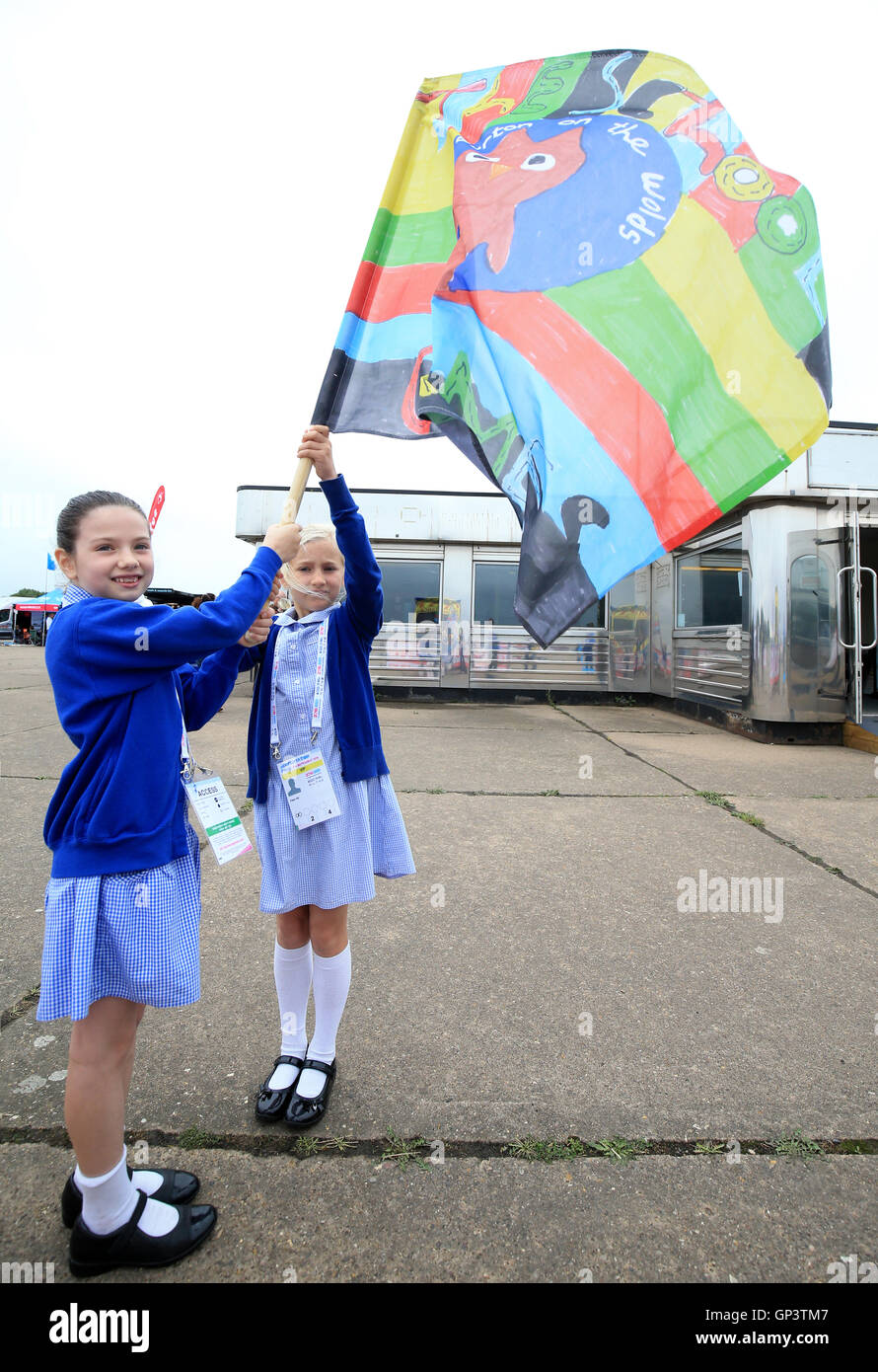 Flagbearers Sophie (sinistra) e Ruby da Burton sulla Scuola Wolds prima il ciclismo su strada il giorno due del 2016 Scuola di giochi a Prestwold Driving Center, Loughborough Foto Stock