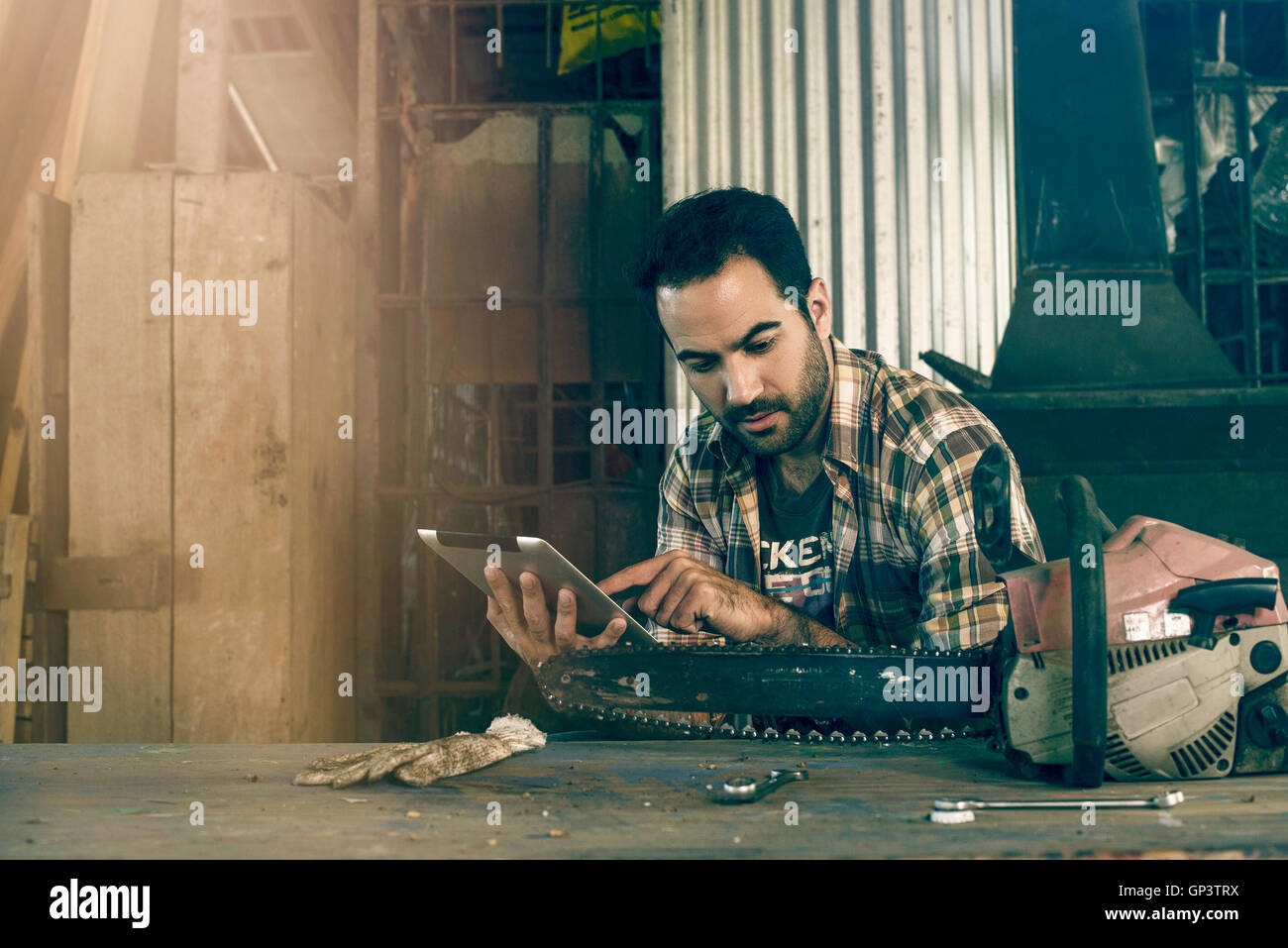 L uomo ricerca internet per chainsaw istruzioni di riparazione Foto Stock