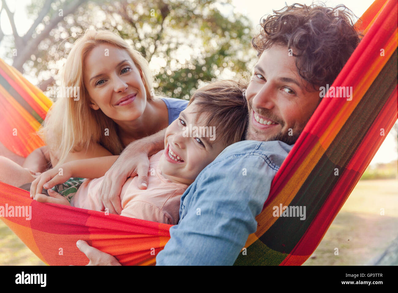 Famiglia insieme rilassante su amaca, ritratto Foto Stock