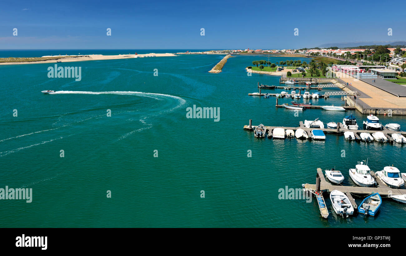 Portogallo: vista dell'estuario del fiume Cávado con piccola marina in Esposende Foto Stock