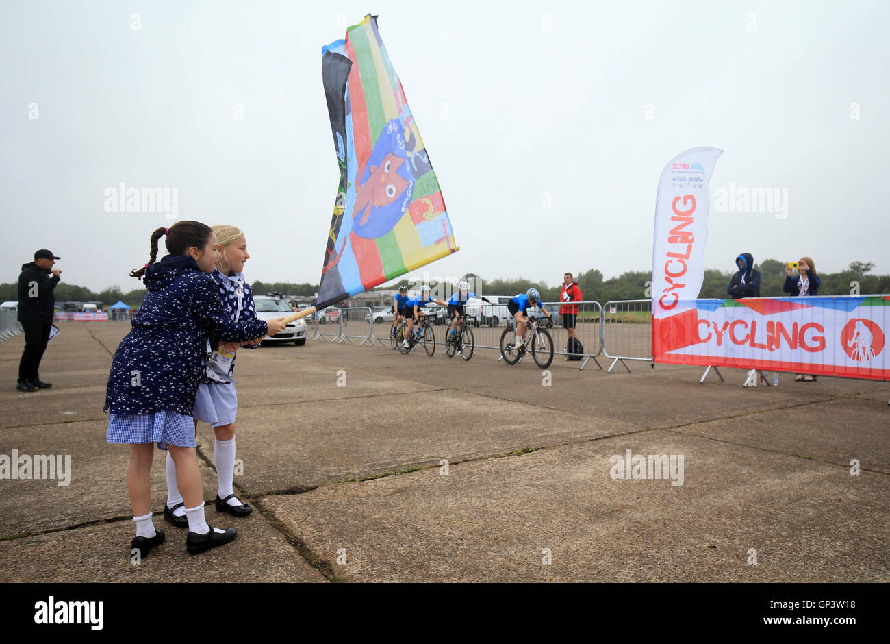 Flagbearers Sophie (a sinistra) e Ruby da Burton sulla Wolds School iniziano i piloti nella squadra Time Trial Road Ciclismo il giorno due dei 2016 School Games al Prestwold Driving Center di Loughborough Foto Stock