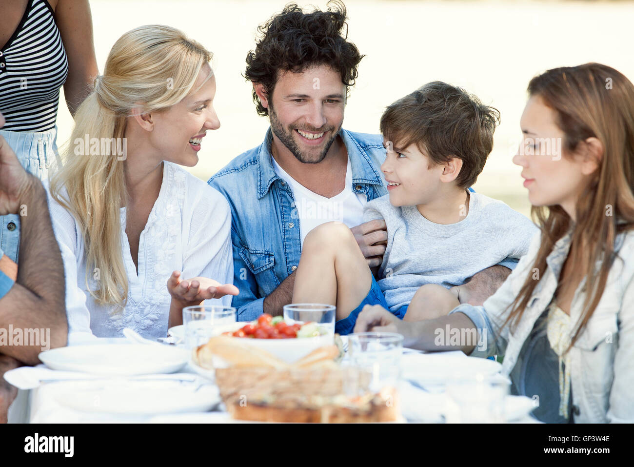 Famiglia pasto mangiando insieme all'aperto Foto Stock