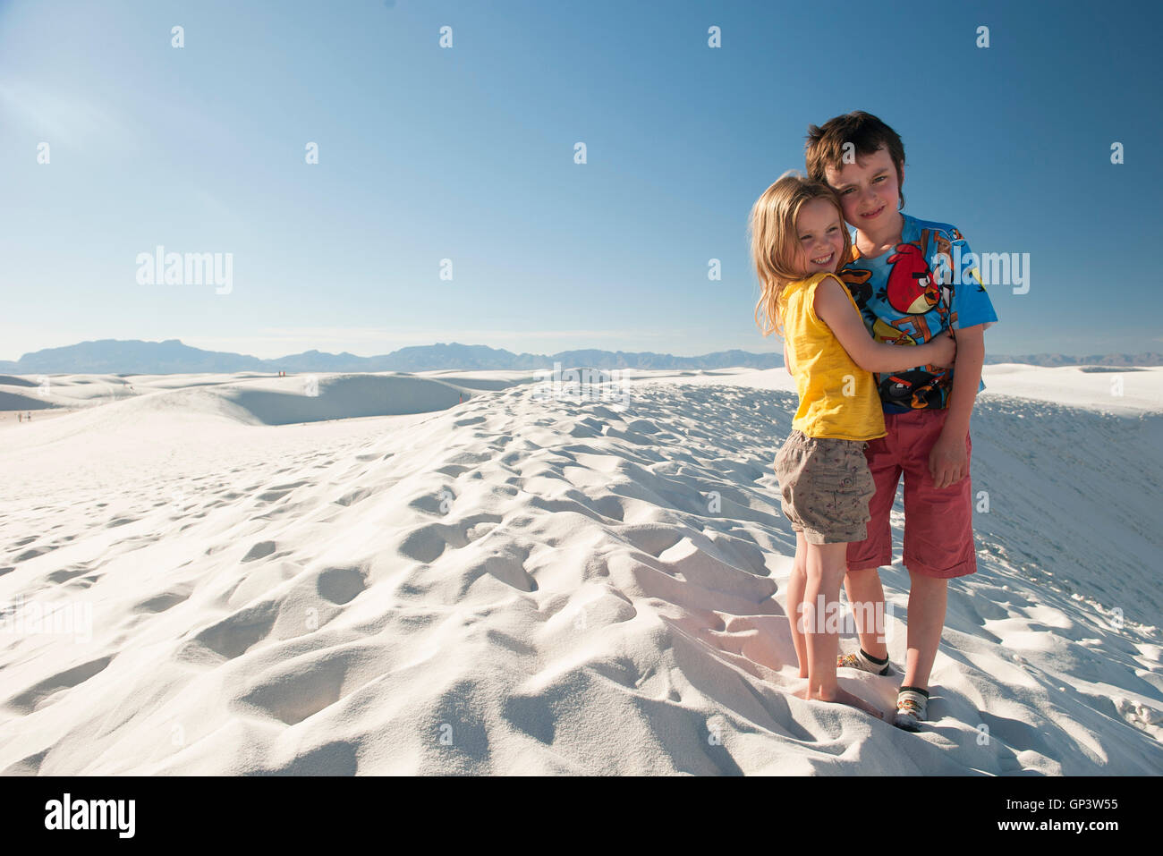 I giovani fratelli permanente sulla duna al White Sands National Monument, Nuovo Messico, STATI UNITI D'AMERICA Foto Stock