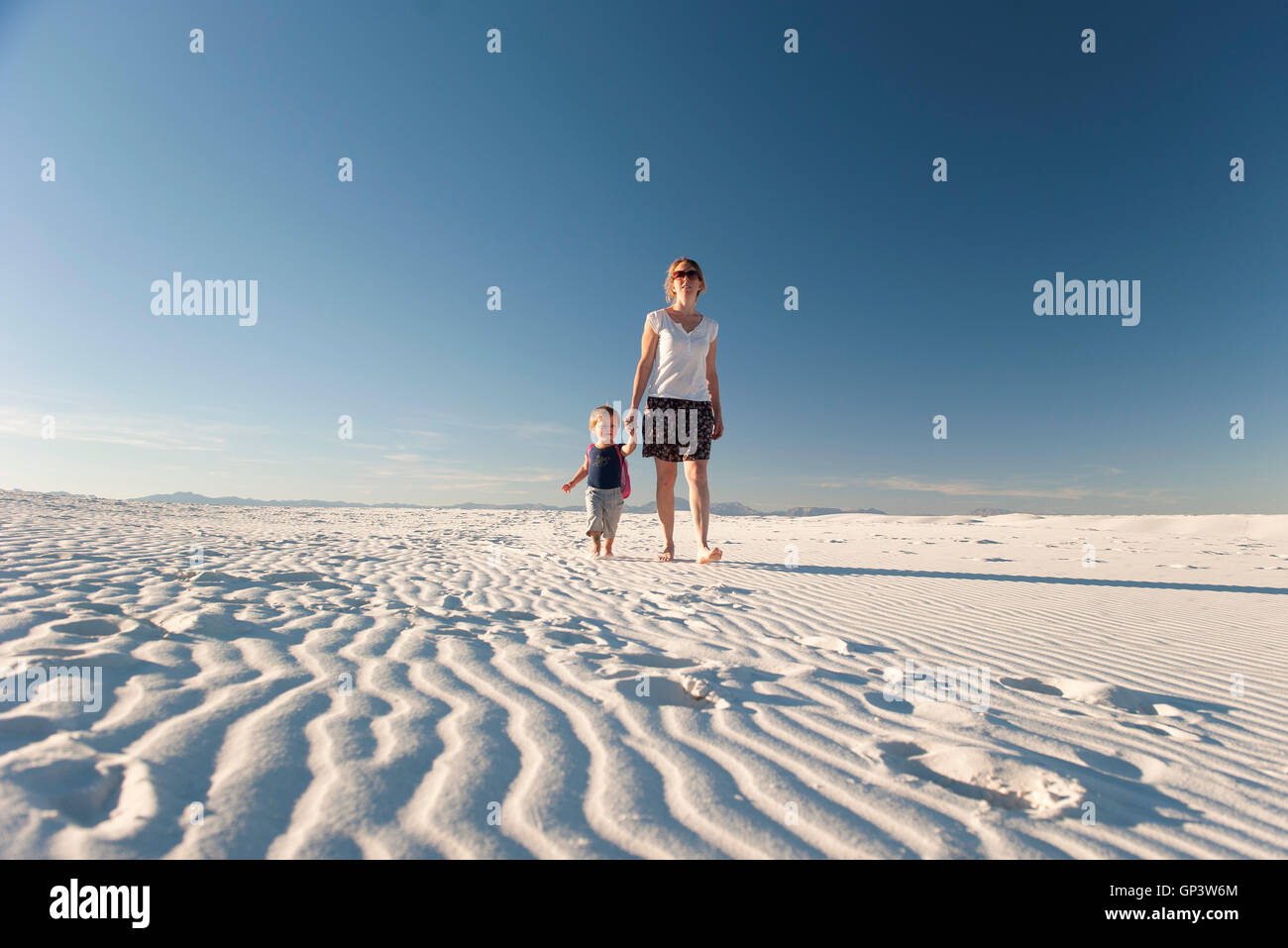 Madre e figlio camminando sulle dune, White Sands National Monument, Nuovo Messico, STATI UNITI D'AMERICA Foto Stock