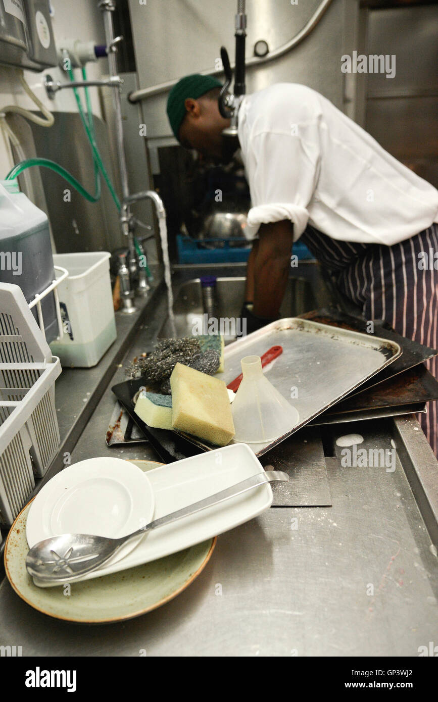 Lavare i piatti ristorante immagini e fotografie stock ad alta risoluzione  - Alamy