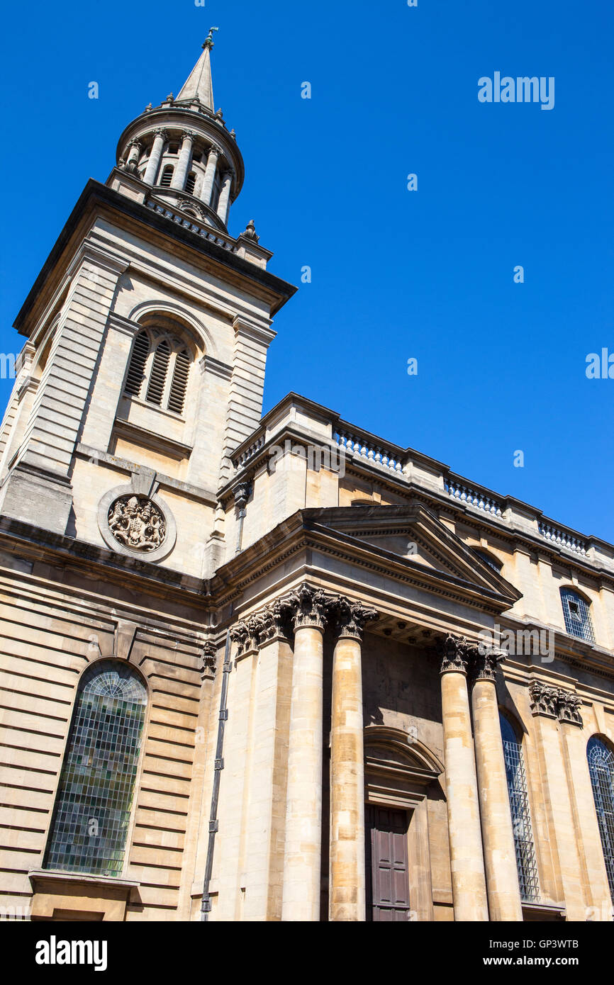 Guardando in alto la parte esterna della chiesa di Tutti i Santi di Oxford. Oggi ospita la biblioteca per Lincoln College. Foto Stock