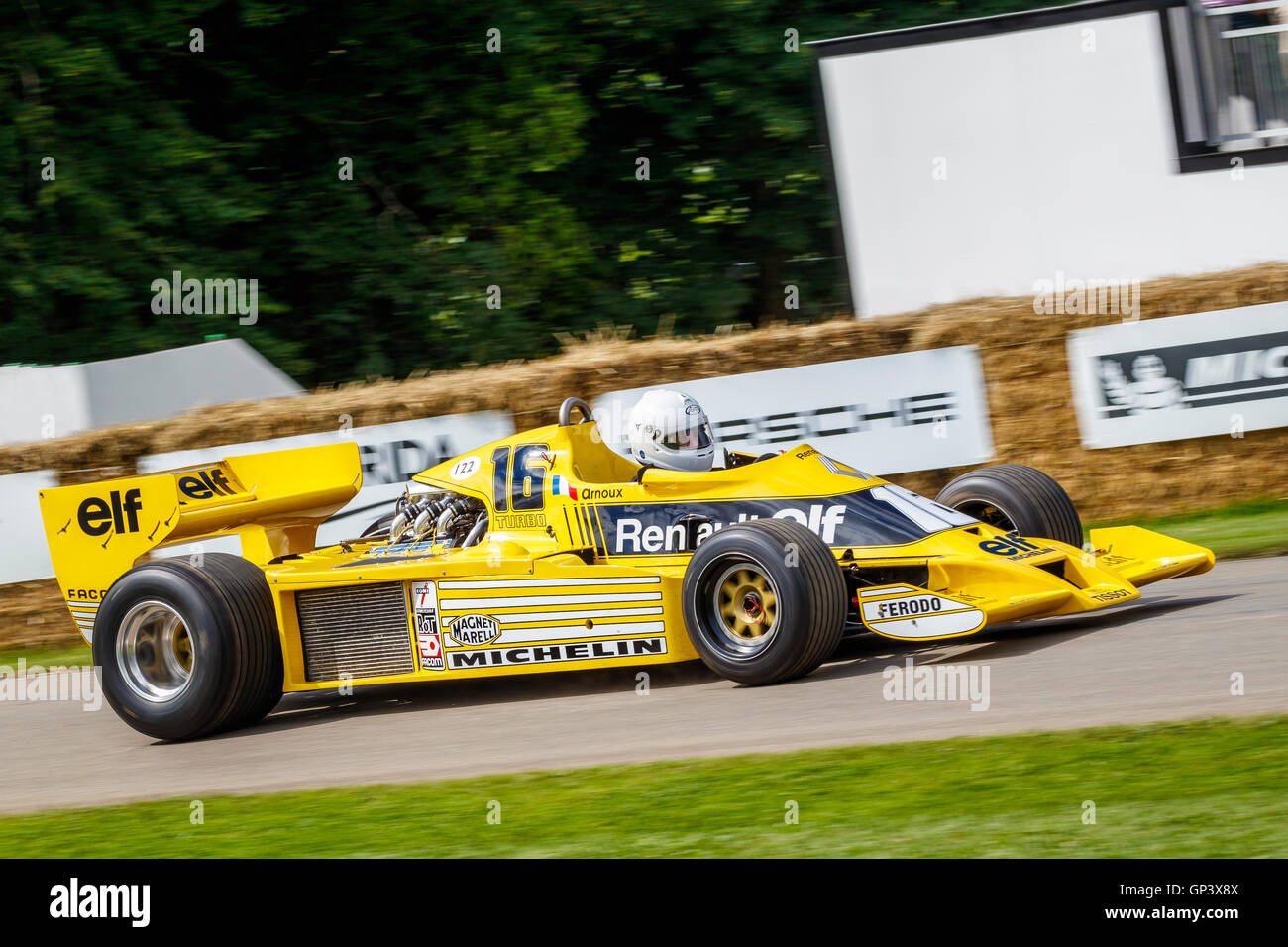 1977 Renault RS01 F1 driver con René Arnoux al 2016 Goodwood Festival of Speed, Sussex, Regno Unito Foto Stock