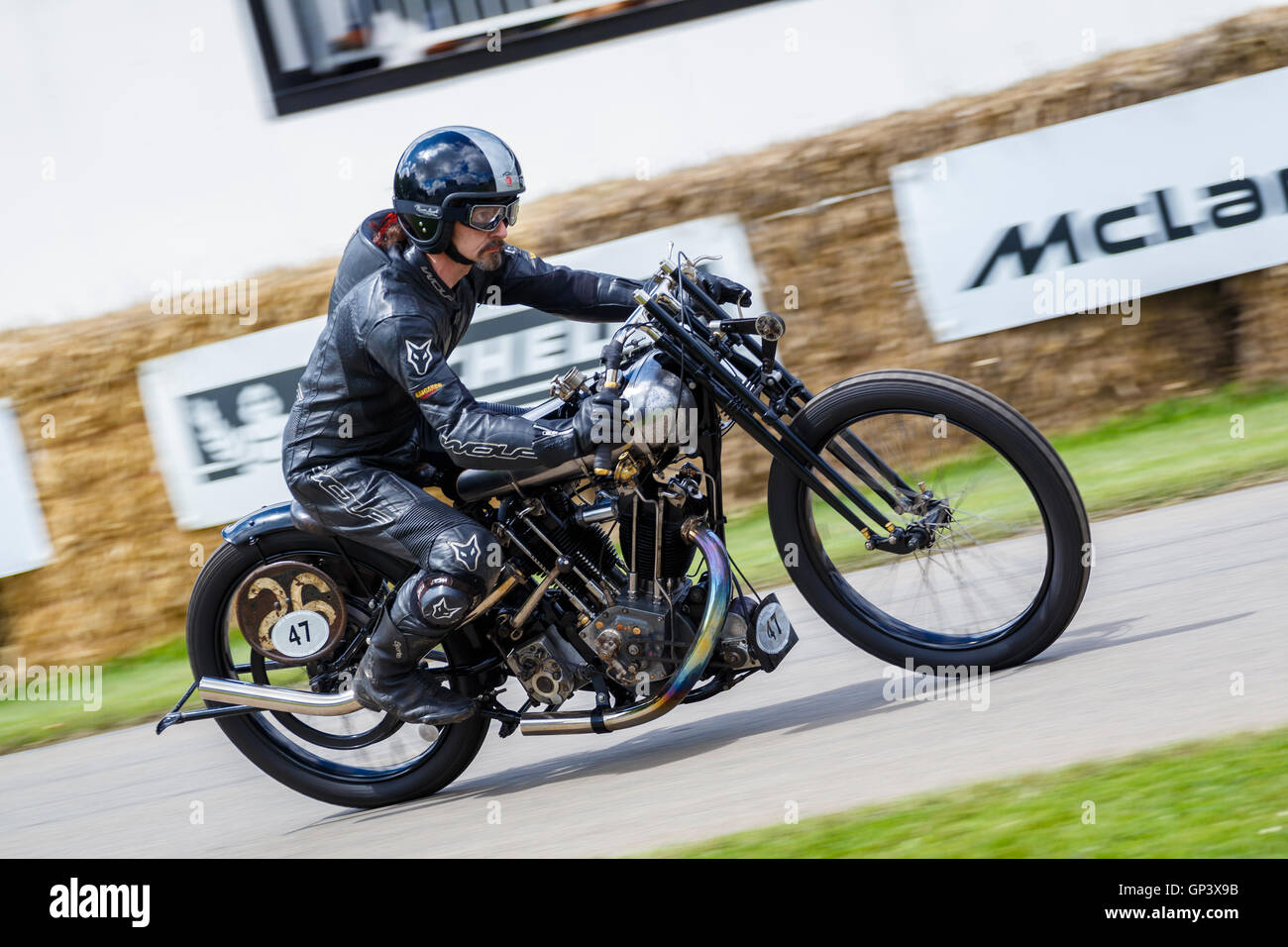 1924 Brough Superior con KTOR rider Ian Bain al 2016 Goodwood Festival of Speed, Sussex, Regno Unito Foto Stock