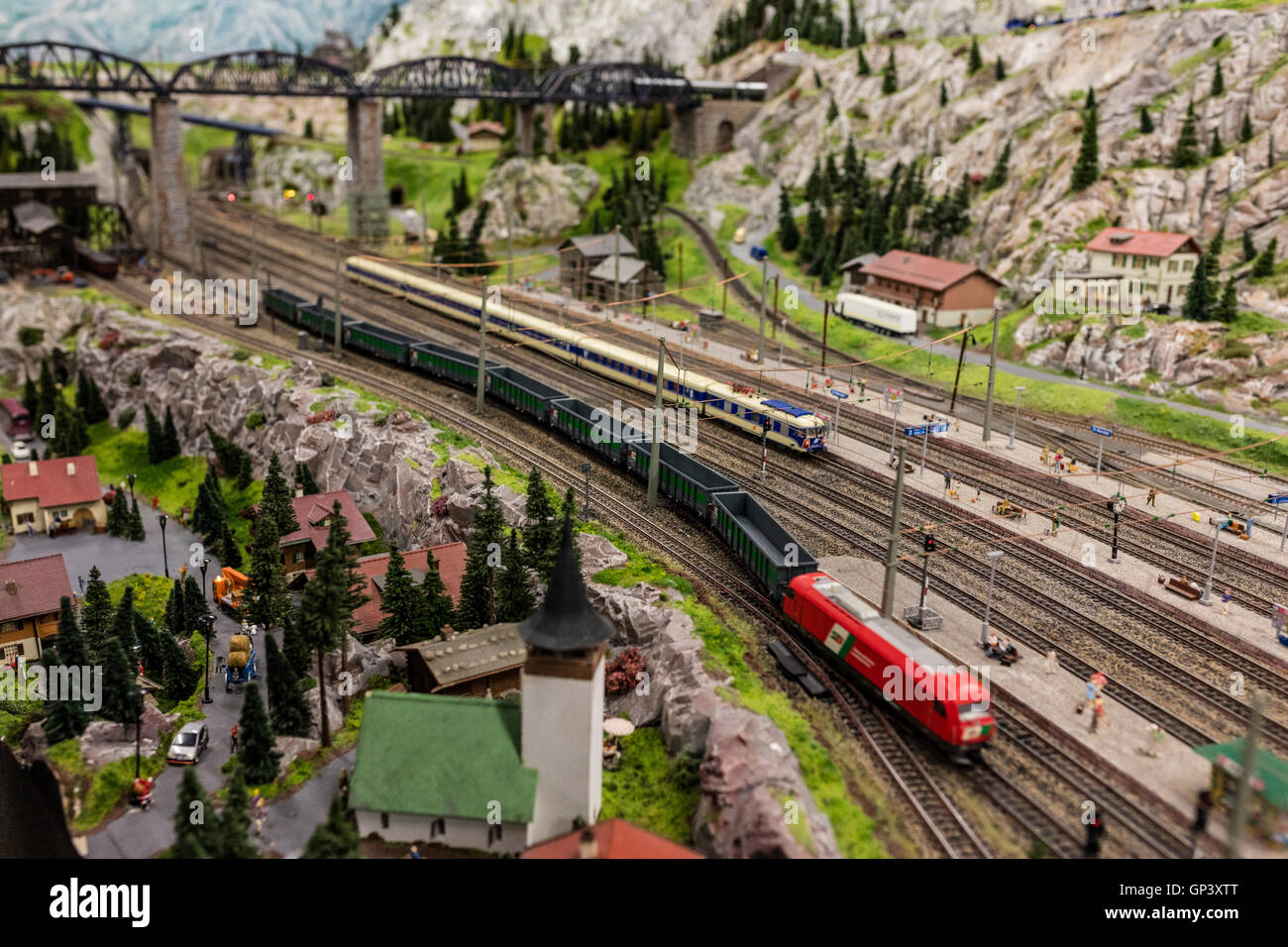 Una visita all'interno del Miniatur Wunderland il modello più grande ferrovia in tutto il mondo Amburgo Germania del Nord Europa Foto Stock