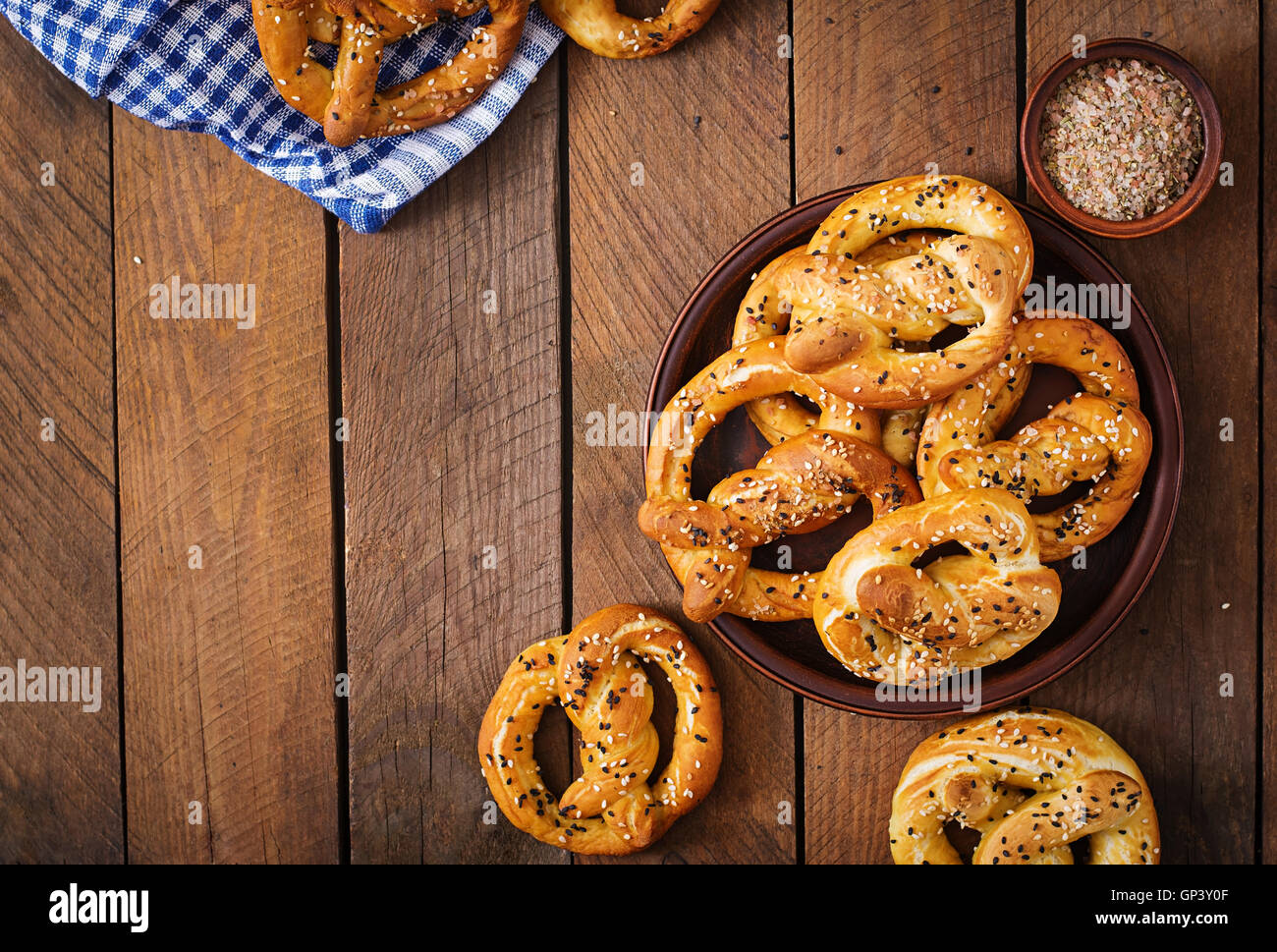 Oktoberfest salato pretzel morbidi in una ciotola dalla Germania su sfondo di legno. Vista superiore Foto Stock