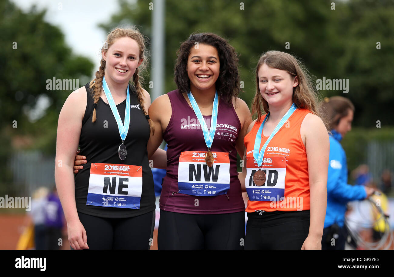 Medaglia di presentazione per le ragazze martello con Inghilterra nord ovest la Tara Simpson-Sullivan (Oro), l'Inghilterra nord est di Olivia Stevenson (argento) e Inghilterra Midland Anna acquisto (bronzo) durante l atletica al giorno due di scuola Giochi 2016, Loughborough University. Stampa foto di associazione. Picture Data: venerdì 2 settembre 2016. Foto Stock