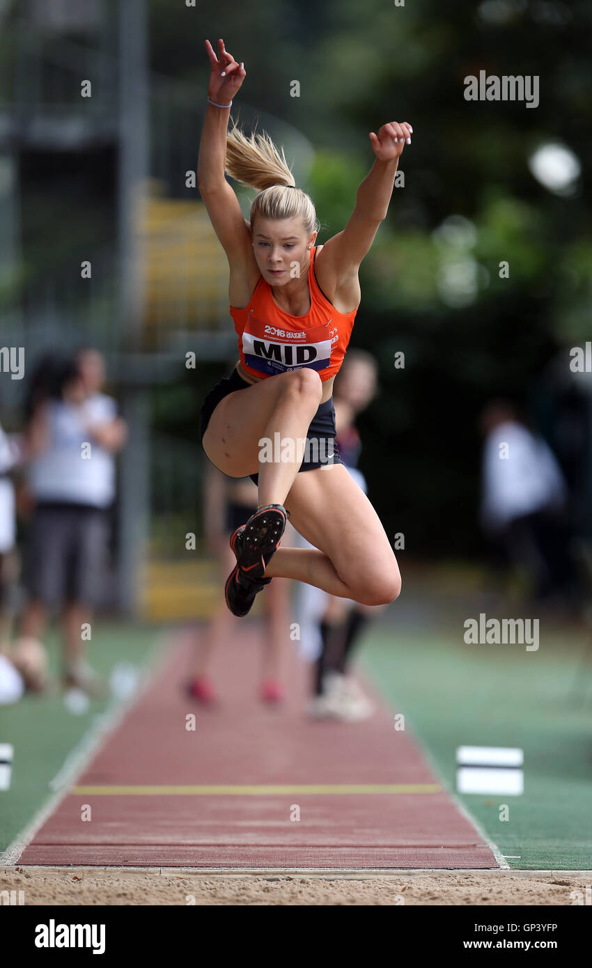 Inghilterra Midland Emily Madden-Forman in azione nelle ragazze Salto triplo durante l atletica al giorno due di scuola Giochi 2016, Loughborough University. Stampa foto di associazione. Picture Data: venerdì 2 settembre 2016. Foto Stock