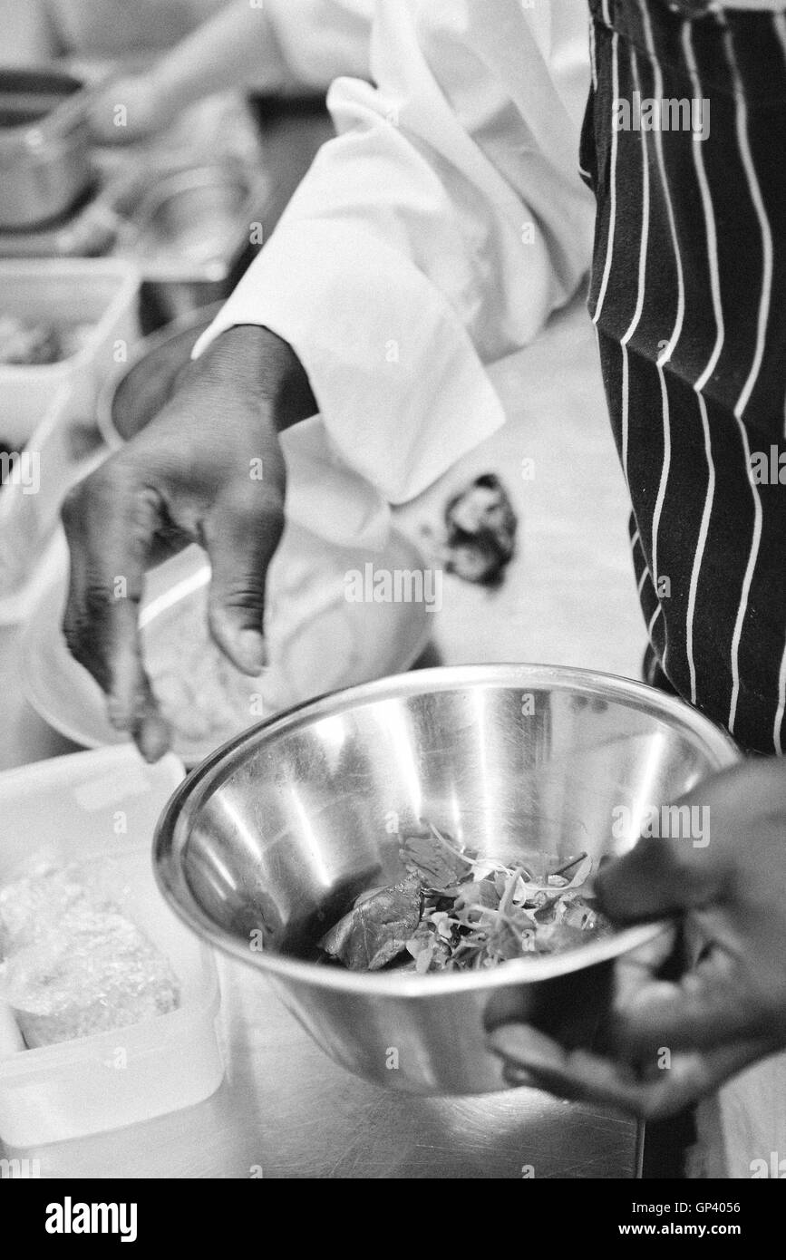 Lo chef prepara il cibo nel recipiente di miscelazione Foto Stock