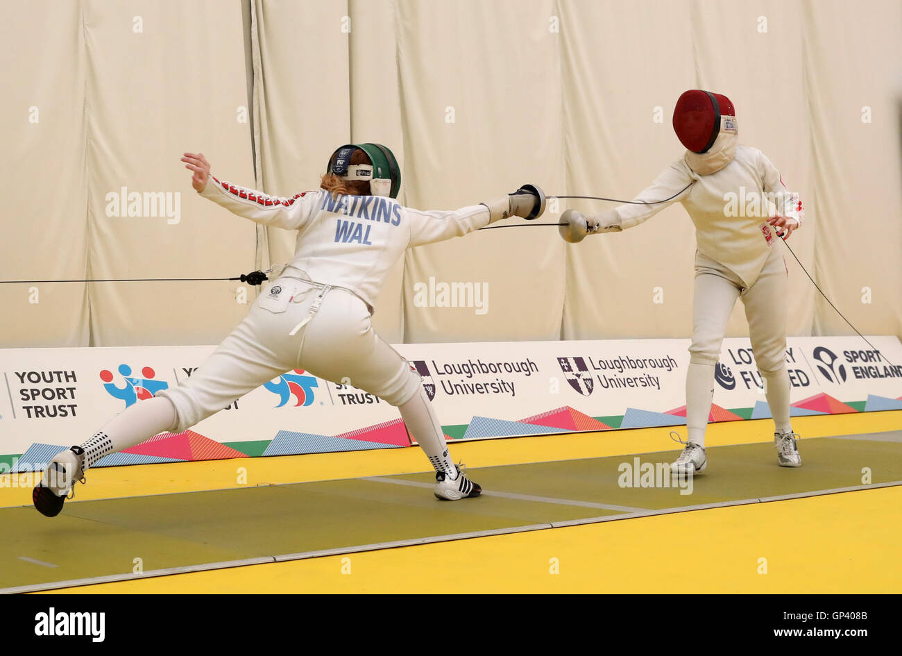 Il Galles Abigail Watkins (sinistra) in azione contro in Irlanda del Nord la Emily Johnson durante il primo round della donna epee al giorno due del 2016 Giochi scuola presso Luniversita di Loughborough, Loughborough. Foto Stock