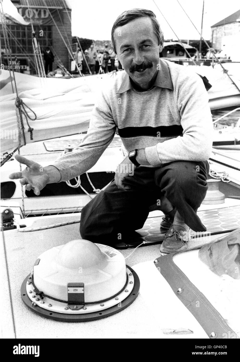 AJAX NEWS FOTO. 1 Giugno, 1984. PLYMOUTH in Inghilterra. - Osservatore/EUROPA 1 gara - Nuovo Zealander JOHN MANSELL di Wellington, spiega il sistema di localizzazione via satellite montato al suo 35 FT catamarano doppio marrone. La SAT-TRACKER manterrà una registrazione giornaliera dei suoi progressi attraverso l'atlantico durante il a mano singola gara. Foto:JONATHAN EASTLAND/AJAX REF:HDD/PEO/Mansell/YAR/TRANSAT 1984 Foto Stock