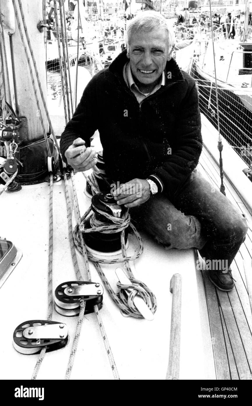 AJAXNETPHOTO. 31 maggio, 1984. PLYMOUTH in Inghilterra. - Osservatore EUROPA 1 con una sola mano TRANSATLANTIC RACE - Jose Ugarte (ESP), il capitano della barca ORION IRU a bordo dello yacht a MILBAY DOCK PRIMA DI INIZIO GARA. foto:JONATHAN EASTLAND/AJAX REF:UGARTE BW1984 01 Foto Stock