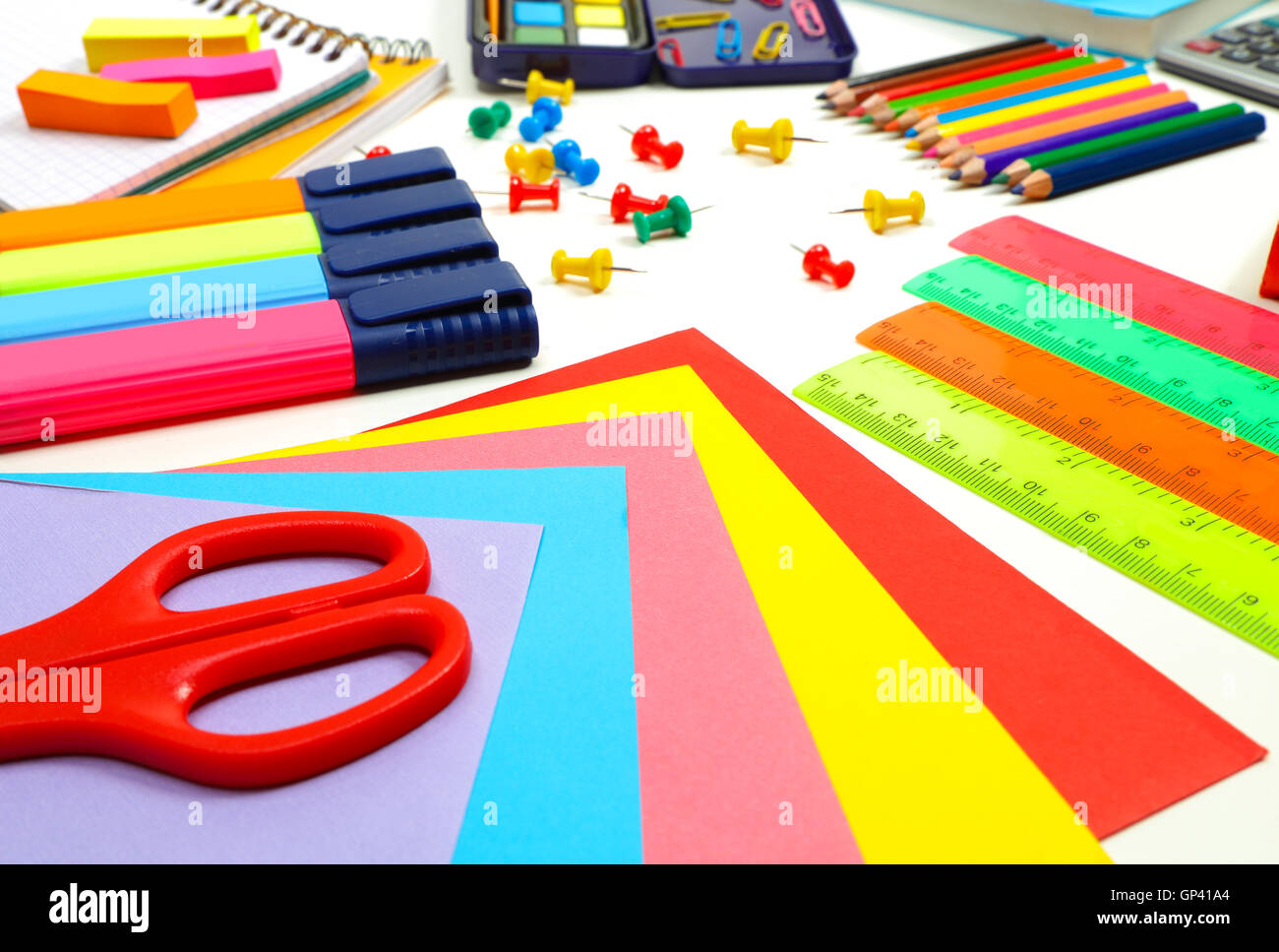 Scuola di diversi materiali di consumo, colorato, accessori necessari per lo studio, torna al concetto di scuola Foto Stock