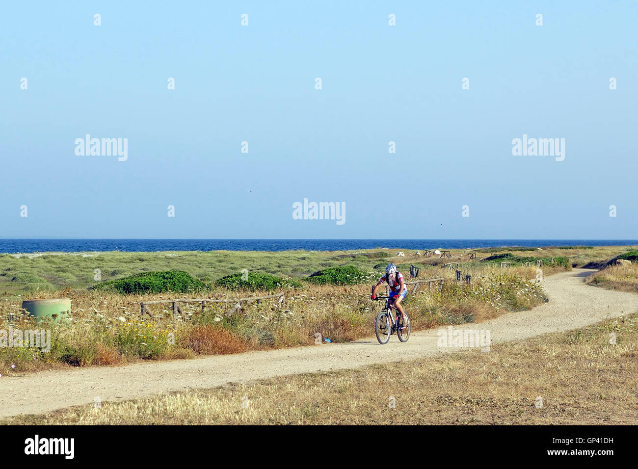 Ciclista sulla penisola del Sinis, Sardegna, Italia Foto Stock