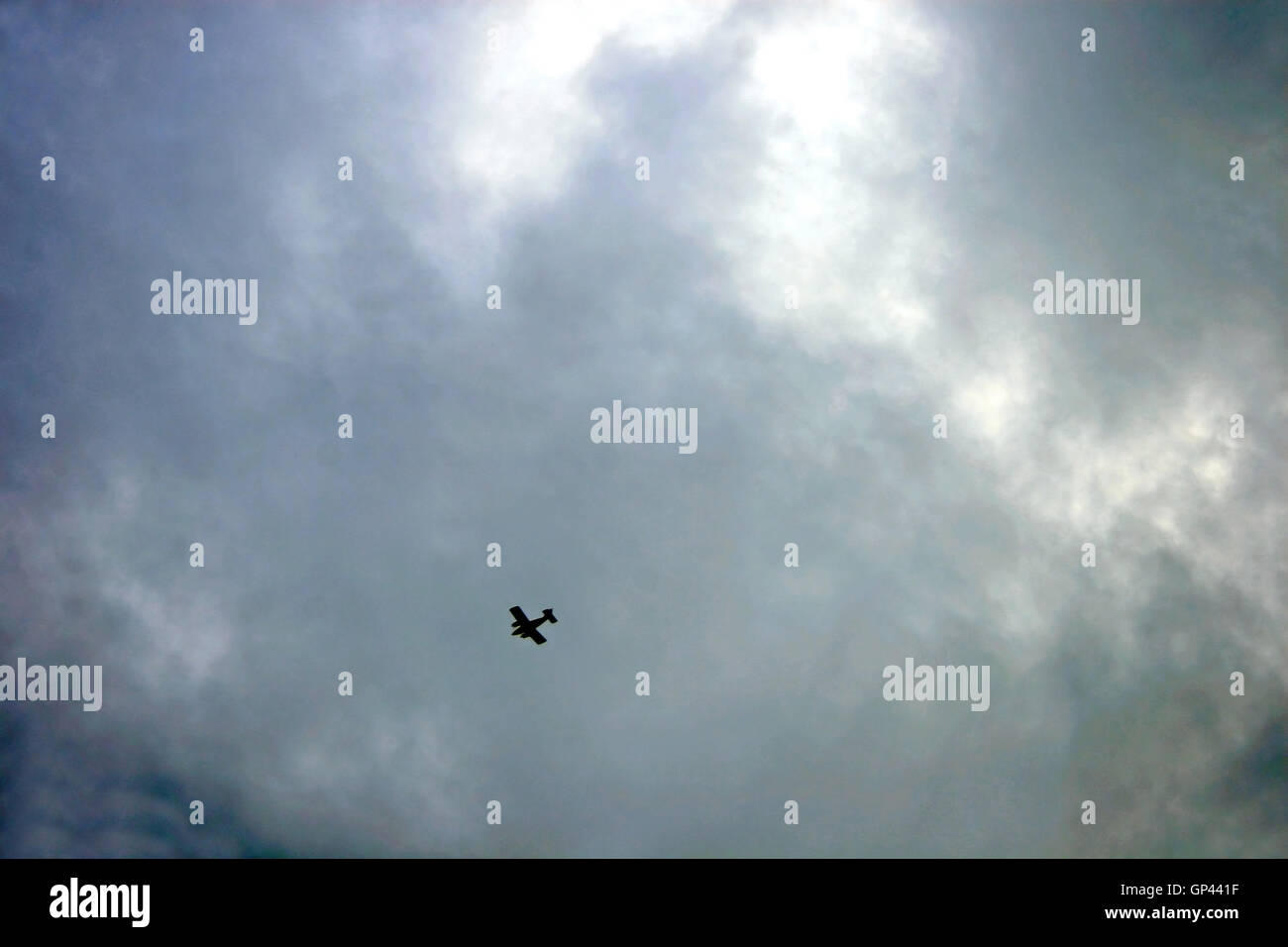 Un aereo attraverso l'aria in forte cloud Foto Stock