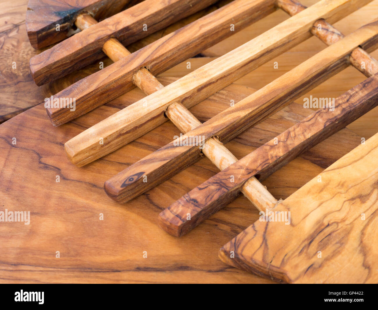 Albero di olivo in legno taglio testurizzata e schede di background del reticolo Foto Stock
