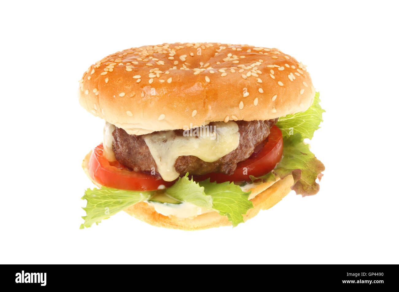 Cheeseburger con insalata di sesamo e seminate bun isolata contro bianco Foto Stock
