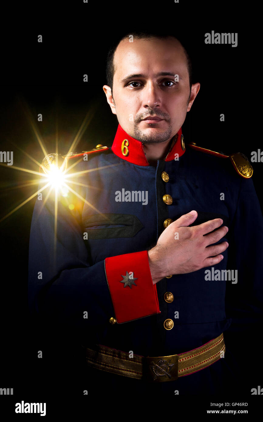 L'uomo indossando giacca militare del XIX secolo spagnolo esercito, golden gl Foto Stock