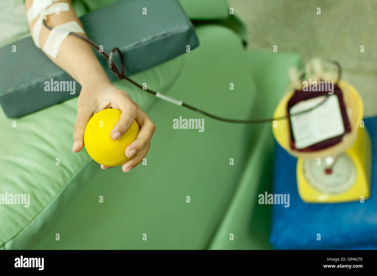 Un donatore dona il sangue alla stazione hemotransfusion Foto Stock