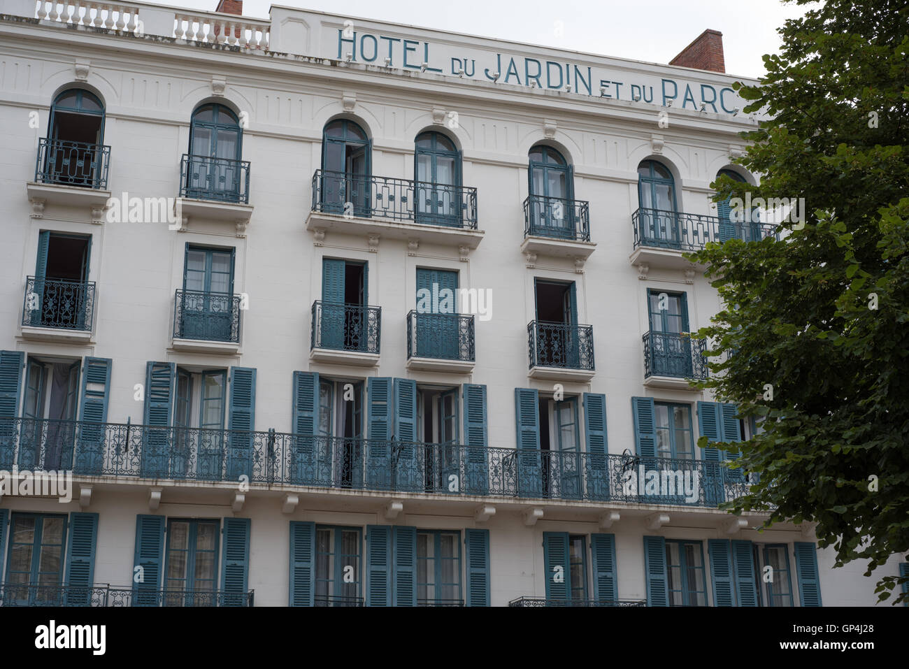 La facciata dell'Hotel du Jardin et du Parc a Neris Les Bains Foto Stock