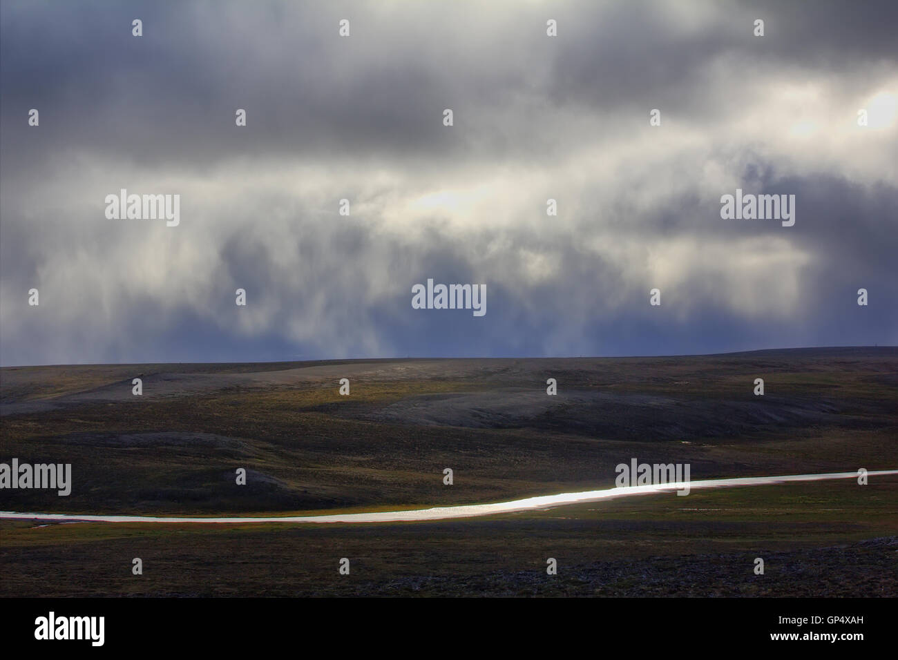 La valle del fiume che scorre attraverso la cuesta di Novaya Zemlya arcipelago. Territorio di test atomico sito, dove condotte explosio Foto Stock