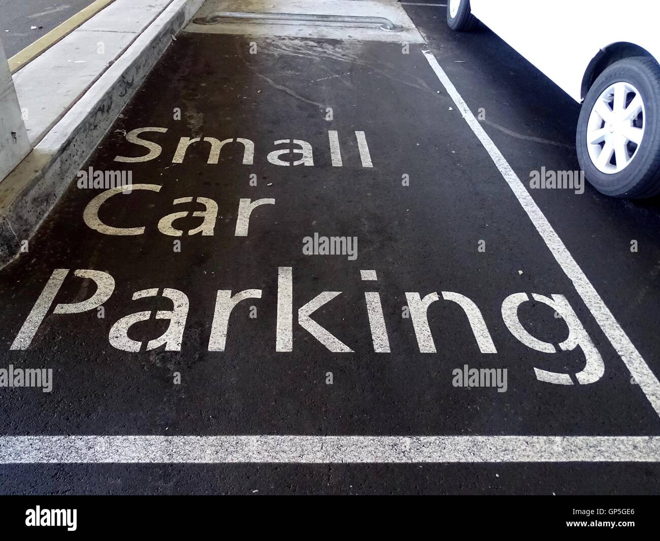 Piccolo spazio parcheggio per auto Foto Stock
