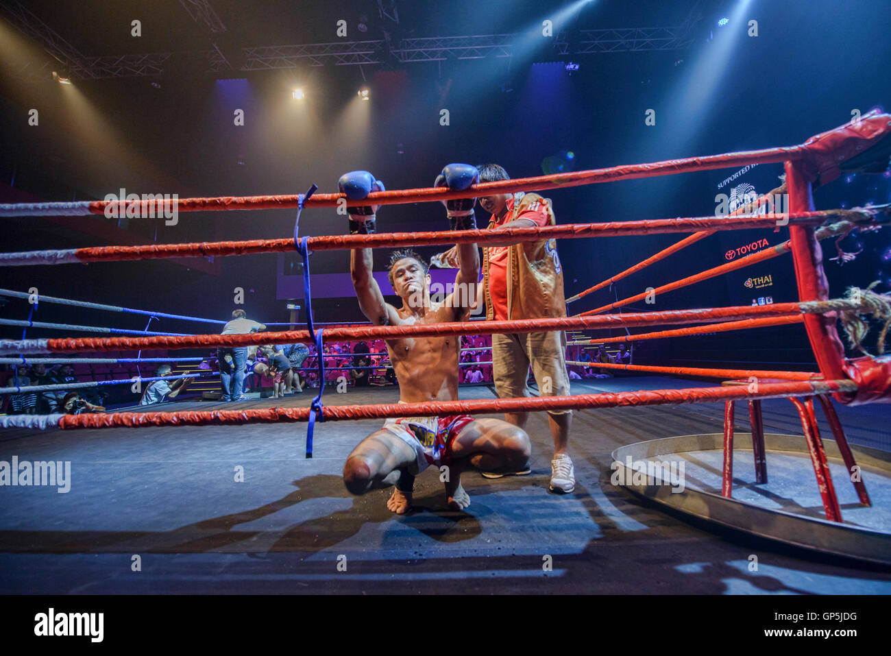 Muay Thai boxer in azione, Bangkok, Thailandia Foto Stock