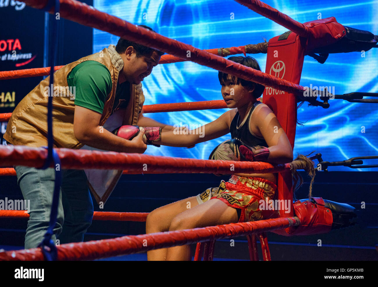 Muay Thai boxer ricevendo istruzioni dal suo allenatore, Bangkok, Thailandia Foto Stock