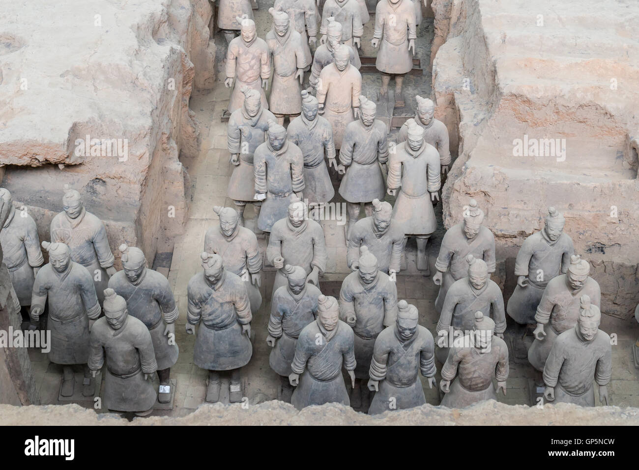 Xian Cina storica restaurata guerrieri in terracotta rovina in un museo di Xian. Foto Stock