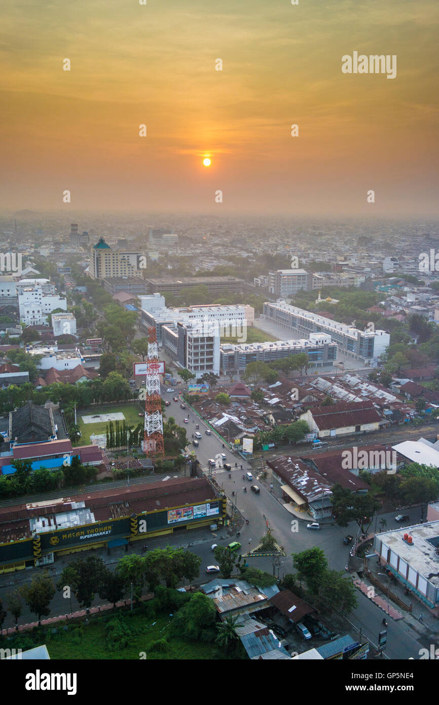Sunrise over Medan, nel nord di Sumatra, Indonesia dal JW Marriott Hotel, guardando verso est lungo Jalan Raya Lintas Tengah Sumatera Foto Stock