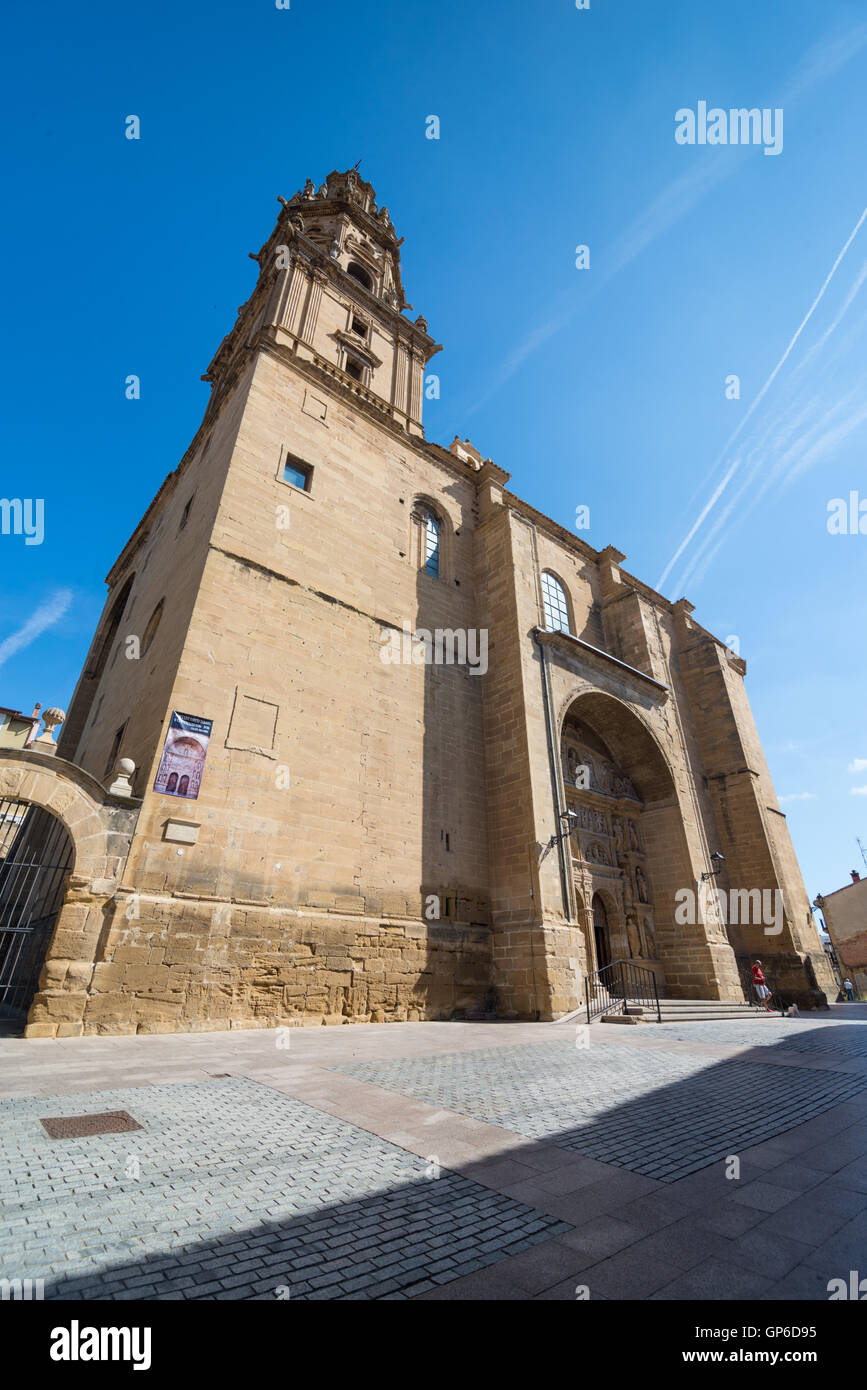HARO, La Rioja, Spagna - 31 August, 2016: Santo Tomás chiesa parrocchiale a Haro, La Rioja. Il paese è noto per i suoi pregiati vini rossi un Foto Stock