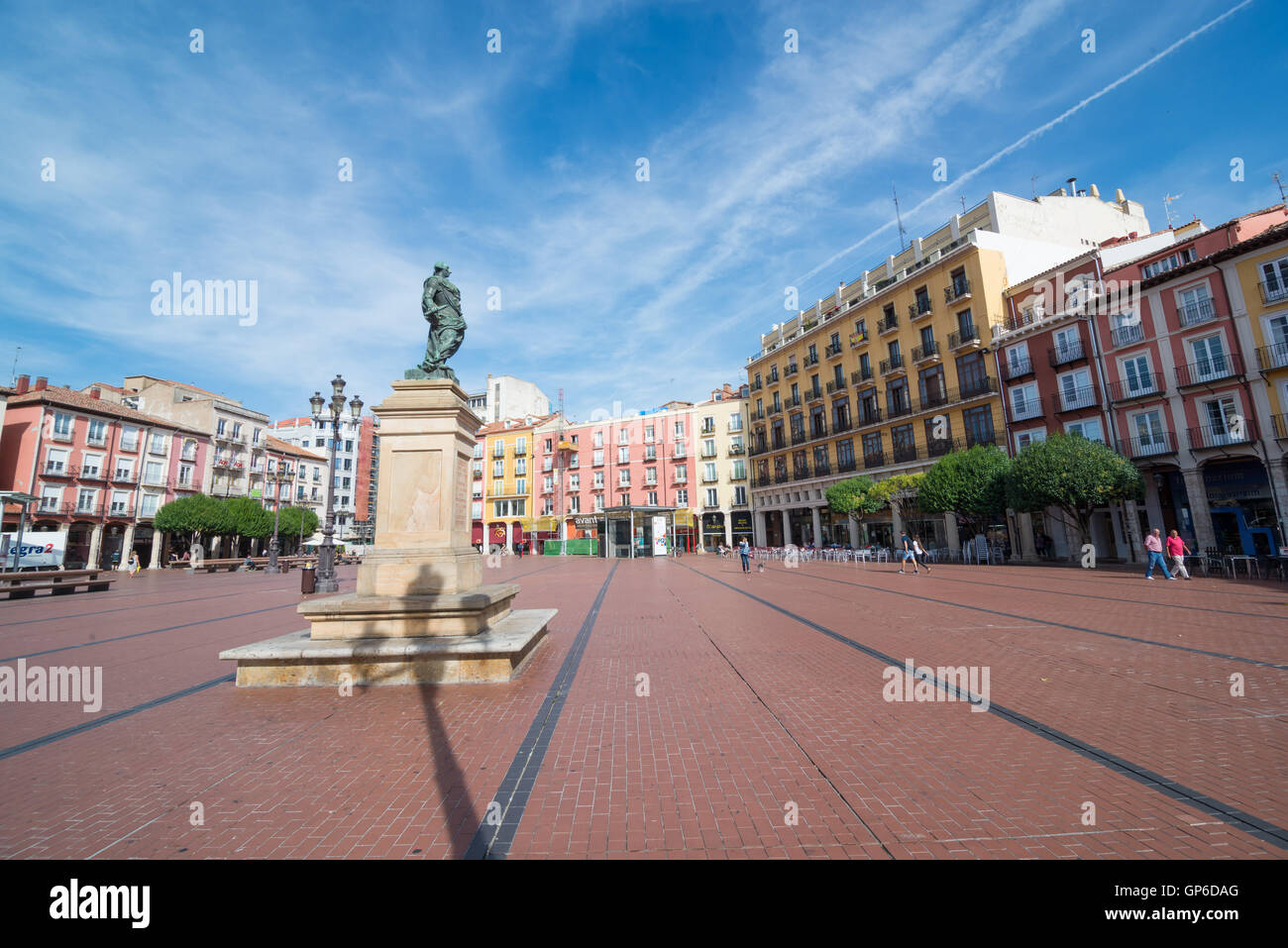 BURGOS, Spagna - 31 August, 2016: monumento al re Carlos III nella piazza principale della città in un pomeriggio di estate Foto Stock