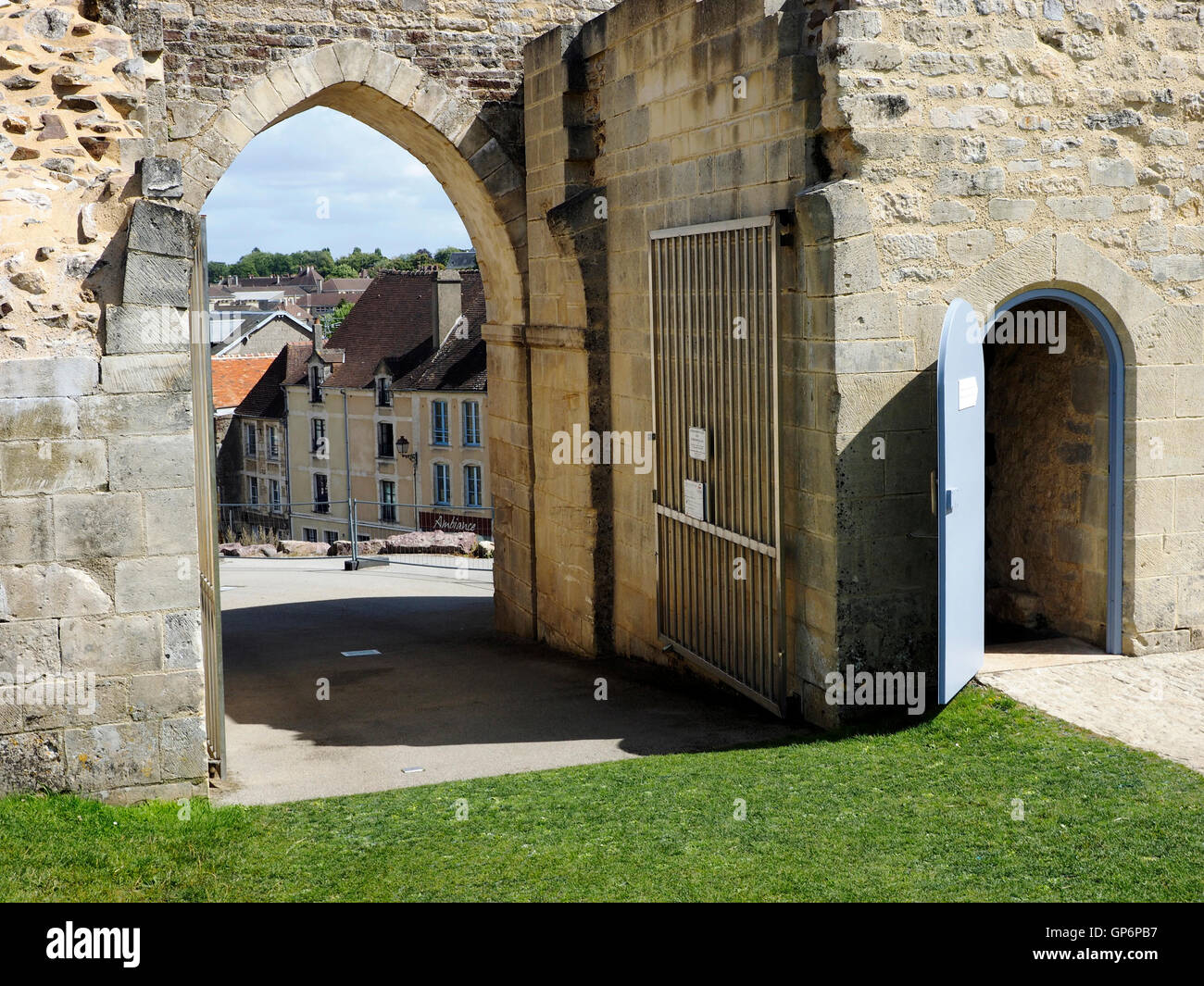 Cancello di ingresso al Château de Guillaume Le Conquérant (il castello di Guglielmo il Conquistatore) a Falaise, Normandia cercando in città. Foto Stock