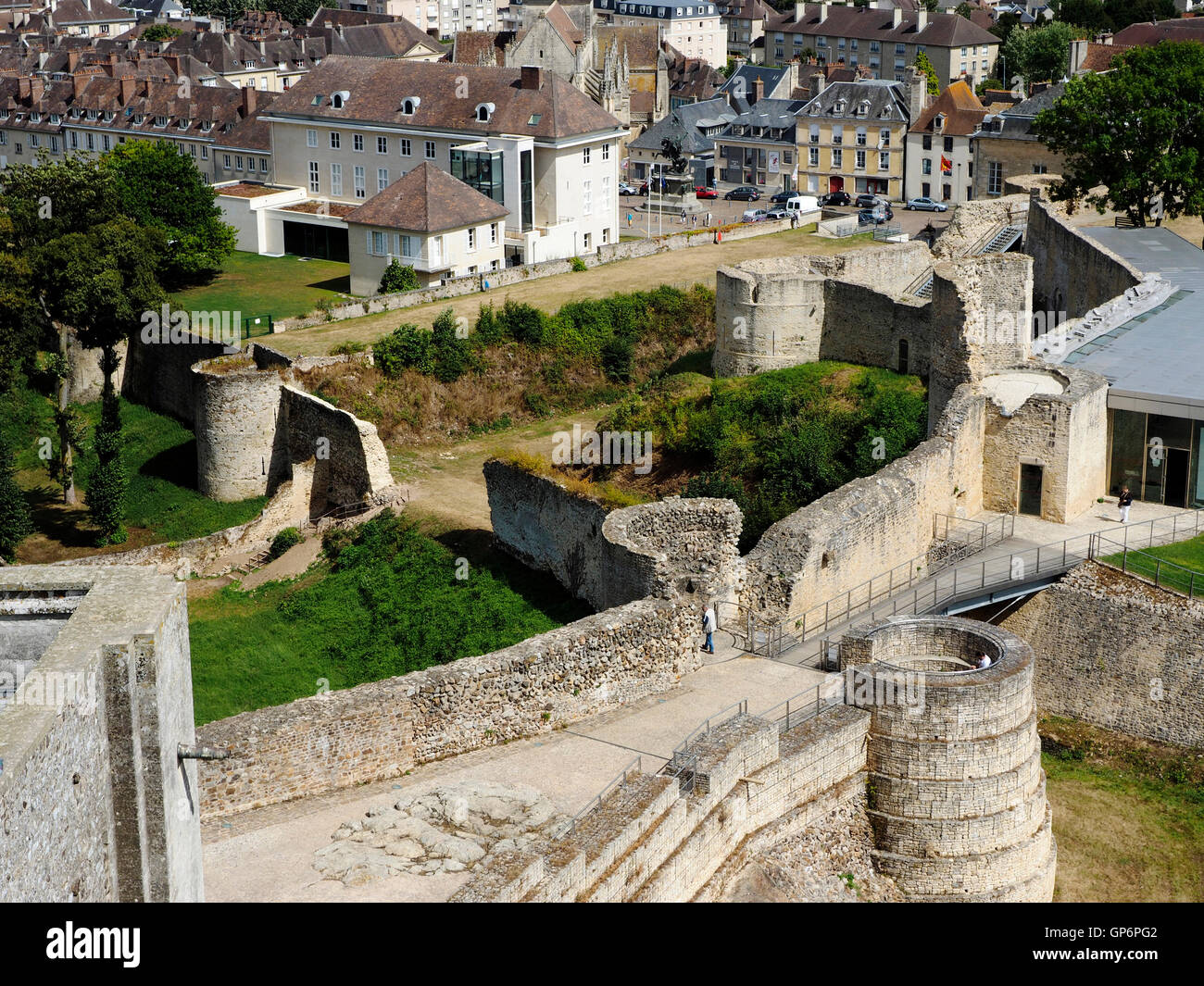 Mura e bastioni di Château de Guillaume Le Conquérant (il castello di Guglielmo il Conquistatore) a Falaise, Normandia Foto Stock