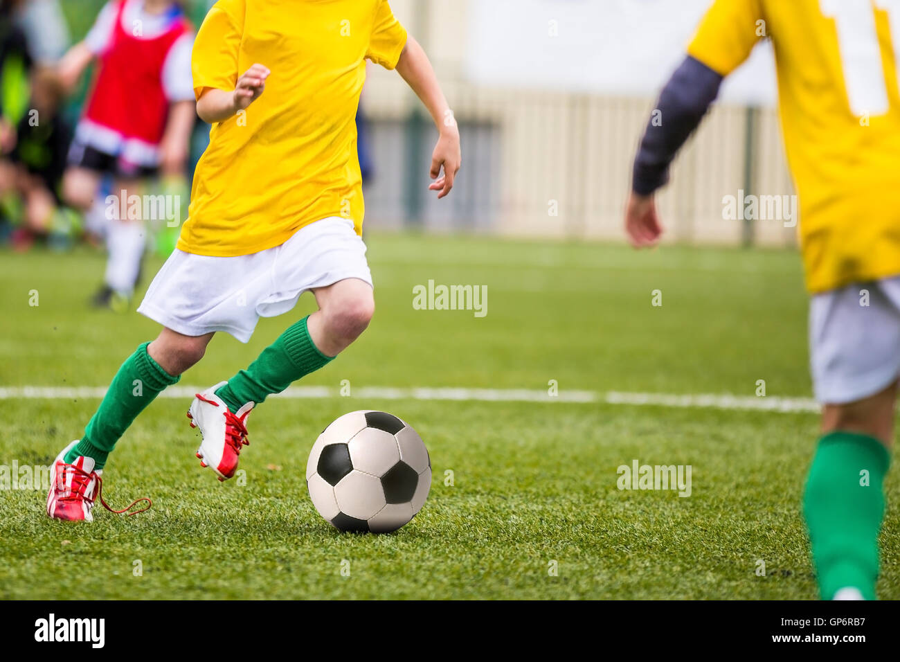 I ragazzi Partita di calcio. I ragazzi di Calci palla calcio sul campo  sportivo. Gioco del calcio per squadre giovanili. Partita di calcio per i  bambini Foto stock - Alamy