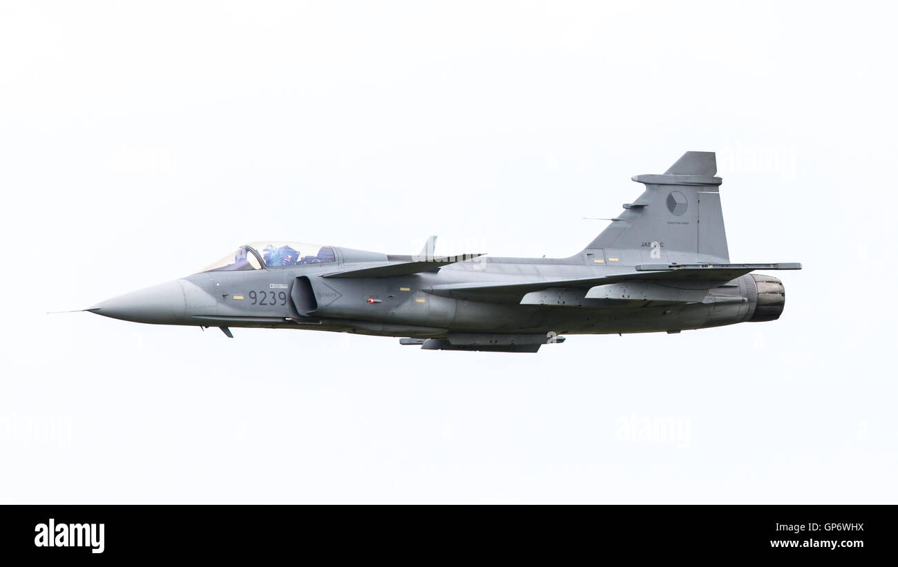 LEEUWARDEN, Paesi Bassi - 10 giugno: Moderna Tactical Fighter jet JAS-39 Gripen effettua in olandese su Airshow Giugno 10, 2016 a Foto Stock