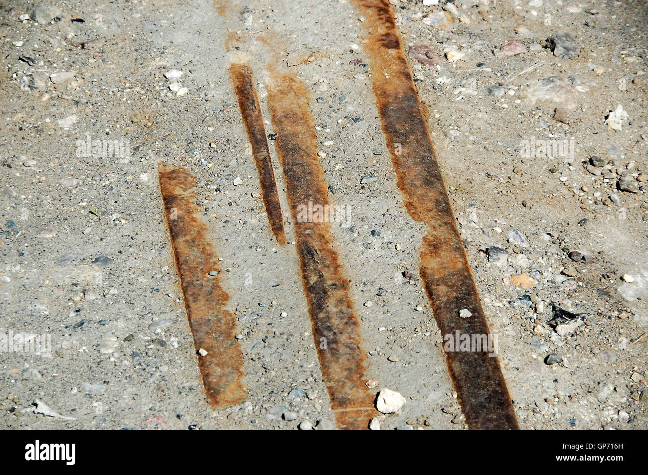 Resti di un lungo dimenticato binario ferroviario nella superficie del terreno. Vi è stato un punto qui. Foto Stock