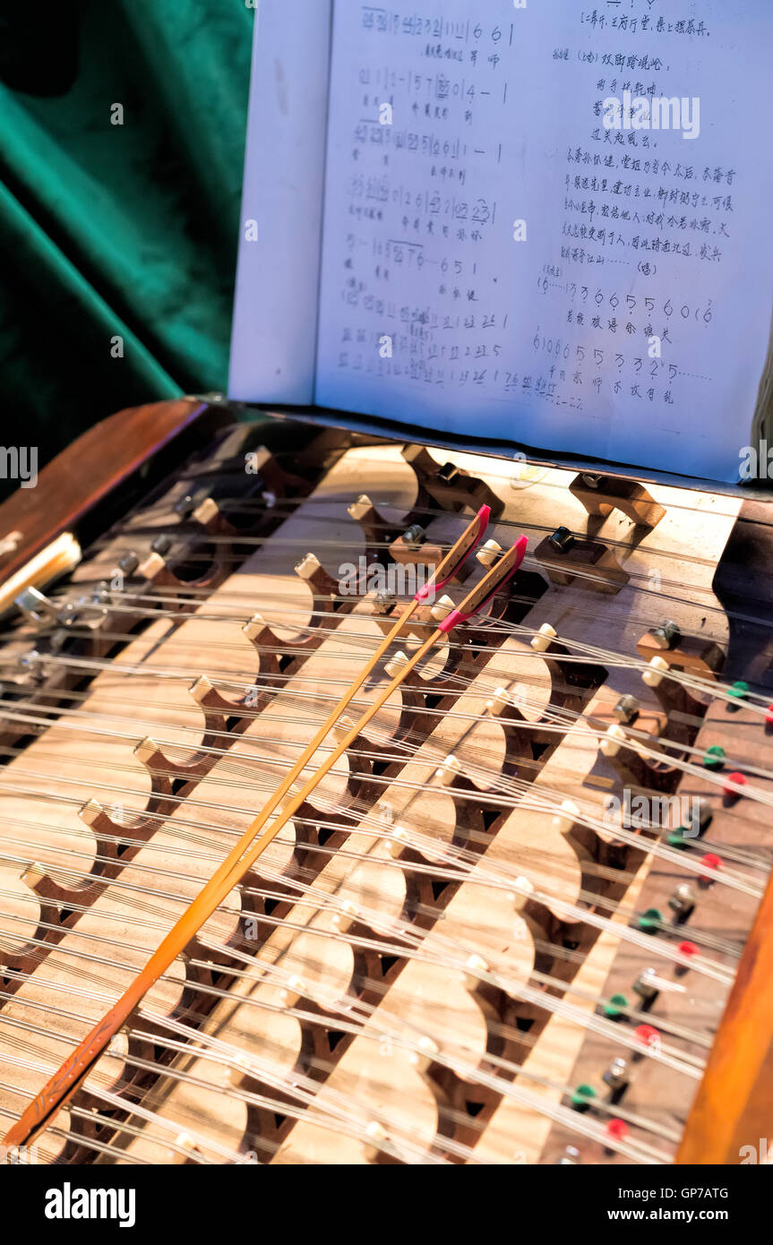 Il yangqin, un Cinese dulcimer strumento utilizzato per opera cinese di Hong Kong, Cina. Foto Stock